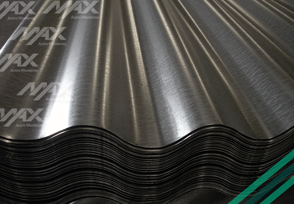Lámina de acero galvanizado con una capa de zinc para mayor protección a la corrosión.